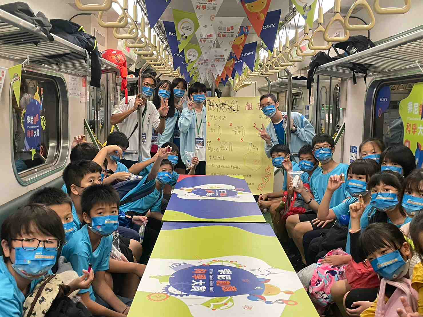 宜蘭高中同學接力車廂從宜蘭站至猴硐站帶領上車學童玩科普實驗