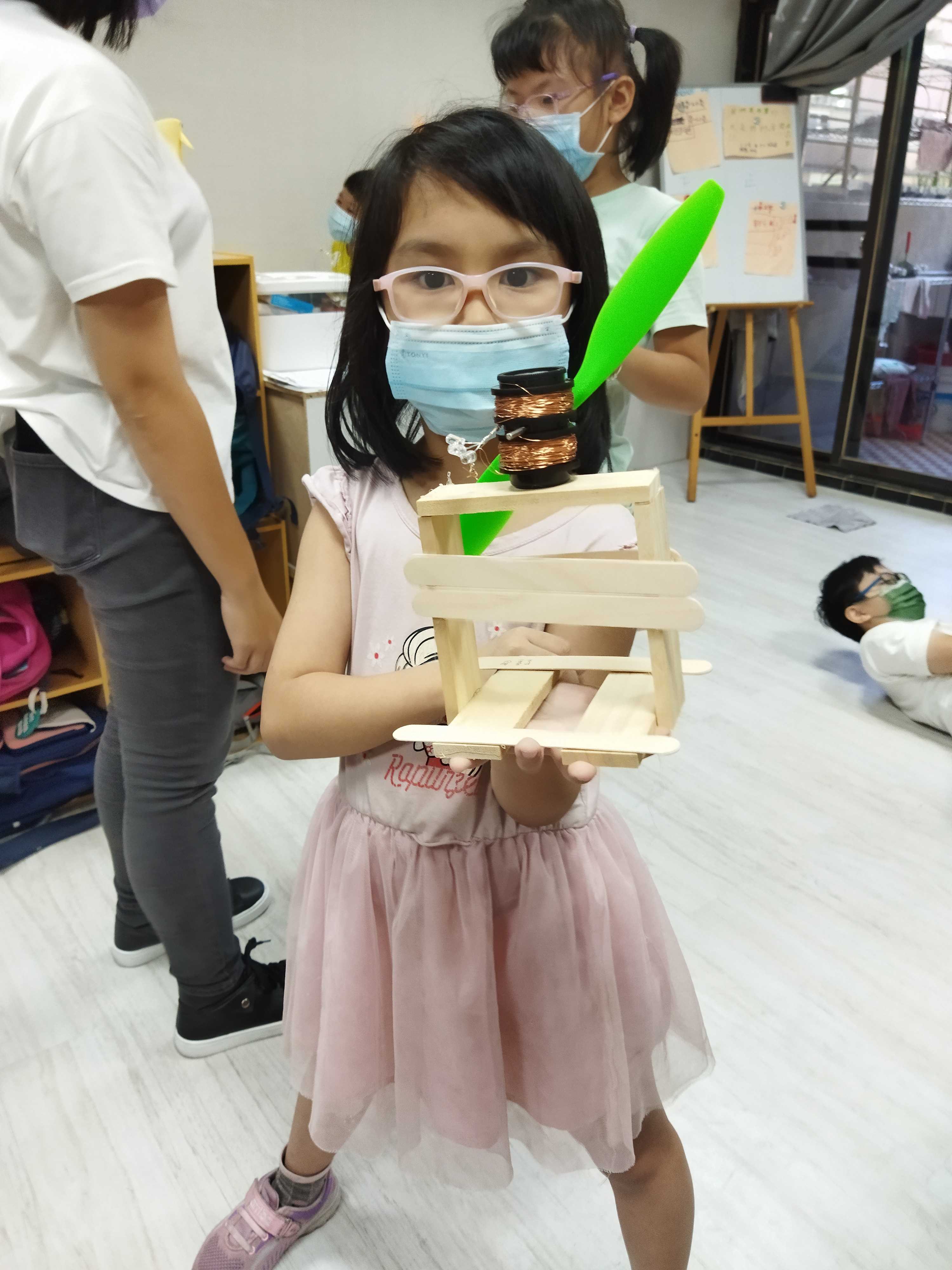 國小女童與她自製的風力發電機.