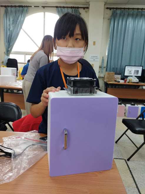 學童自製環保電冰箱.