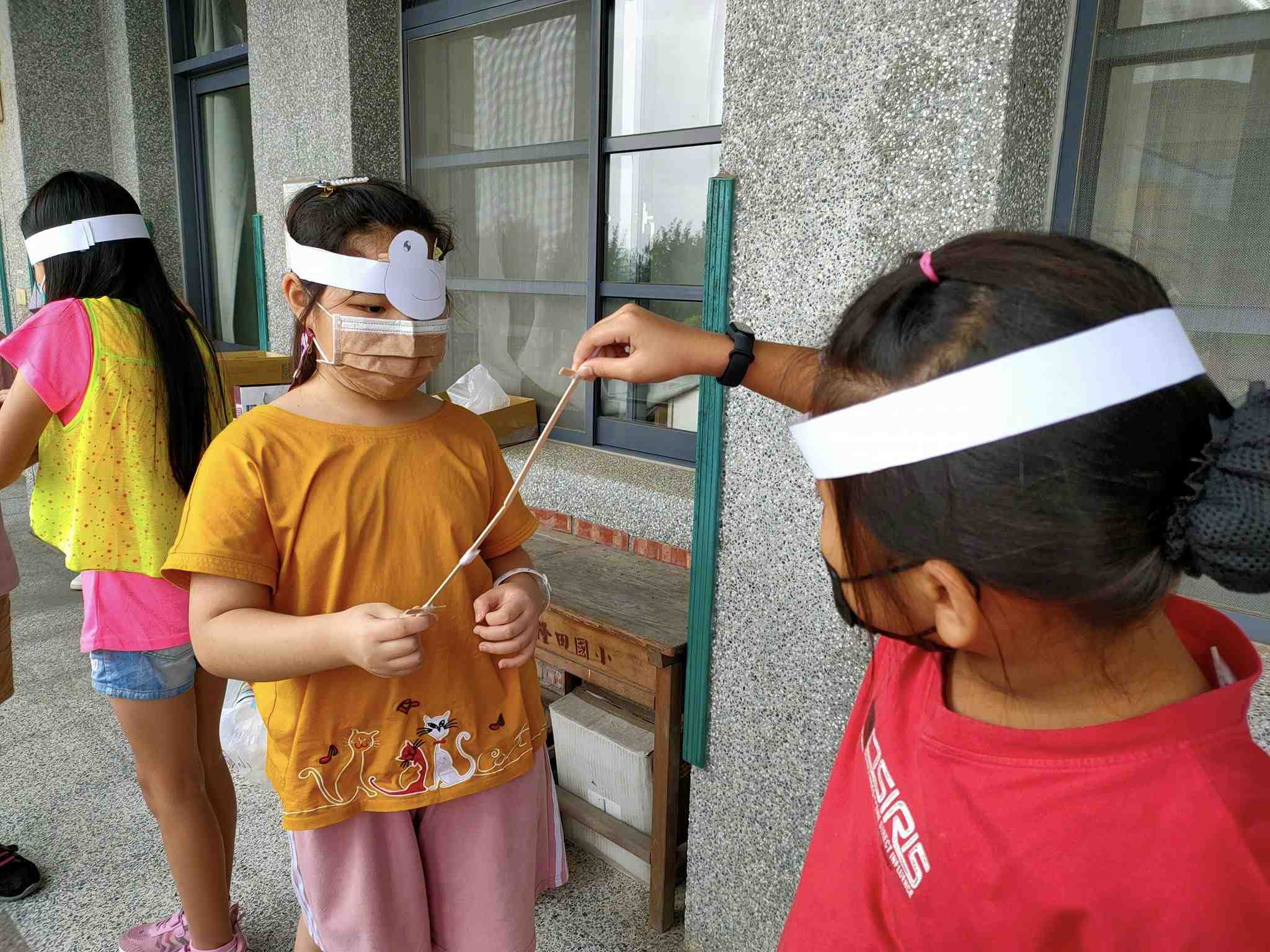 遮眼穿劍讓小朋友自製眼罩遮單眼，破壞雙眼融像。將「雙眼視機能」融入遊戲中，結合團體競賽，大家互助培養默契，更了解雙眼視替我們的生活帶來舒適與重要性