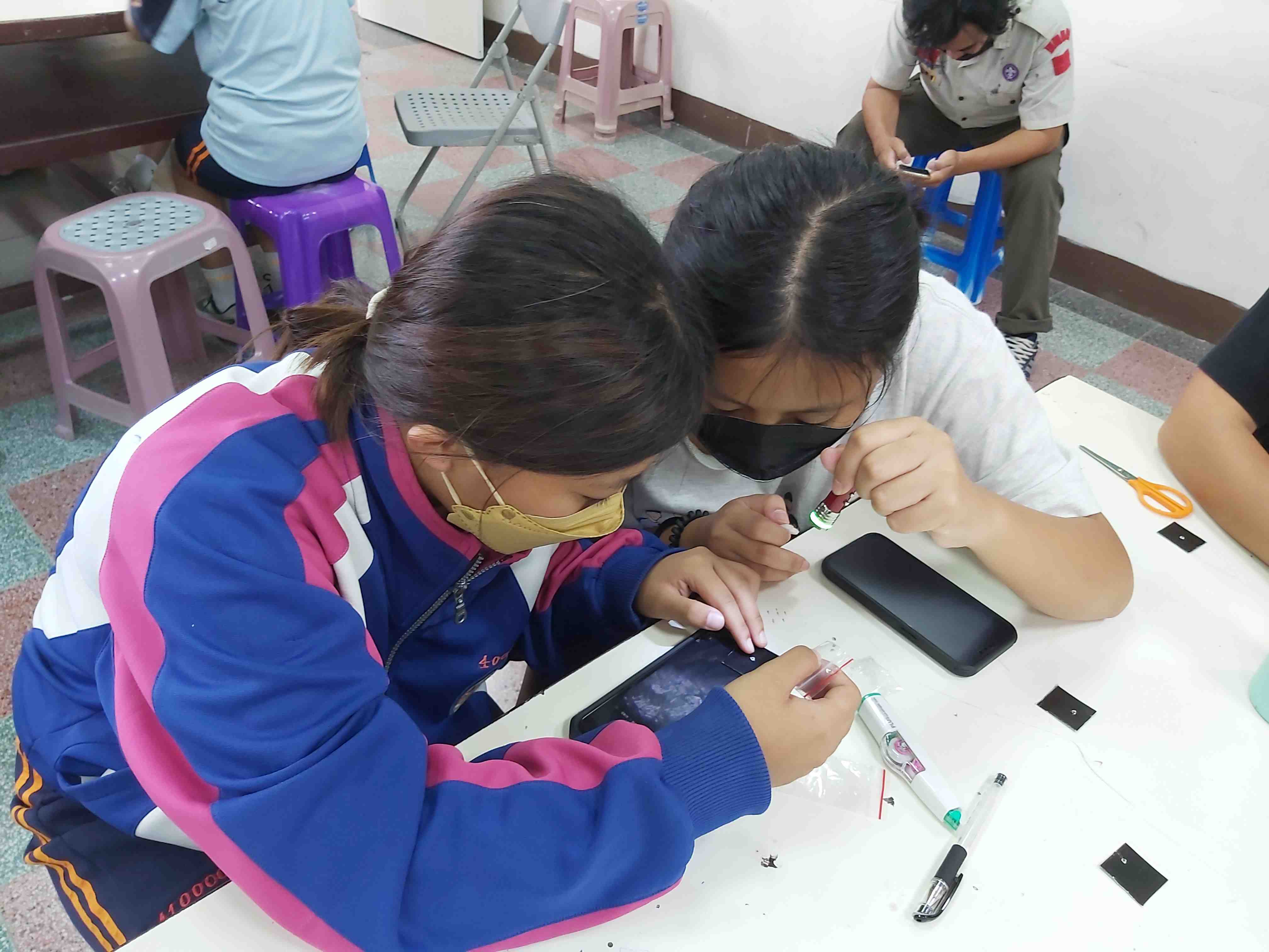 學生藉由自製的手機顯微鏡觀察洋蔥表皮細胞