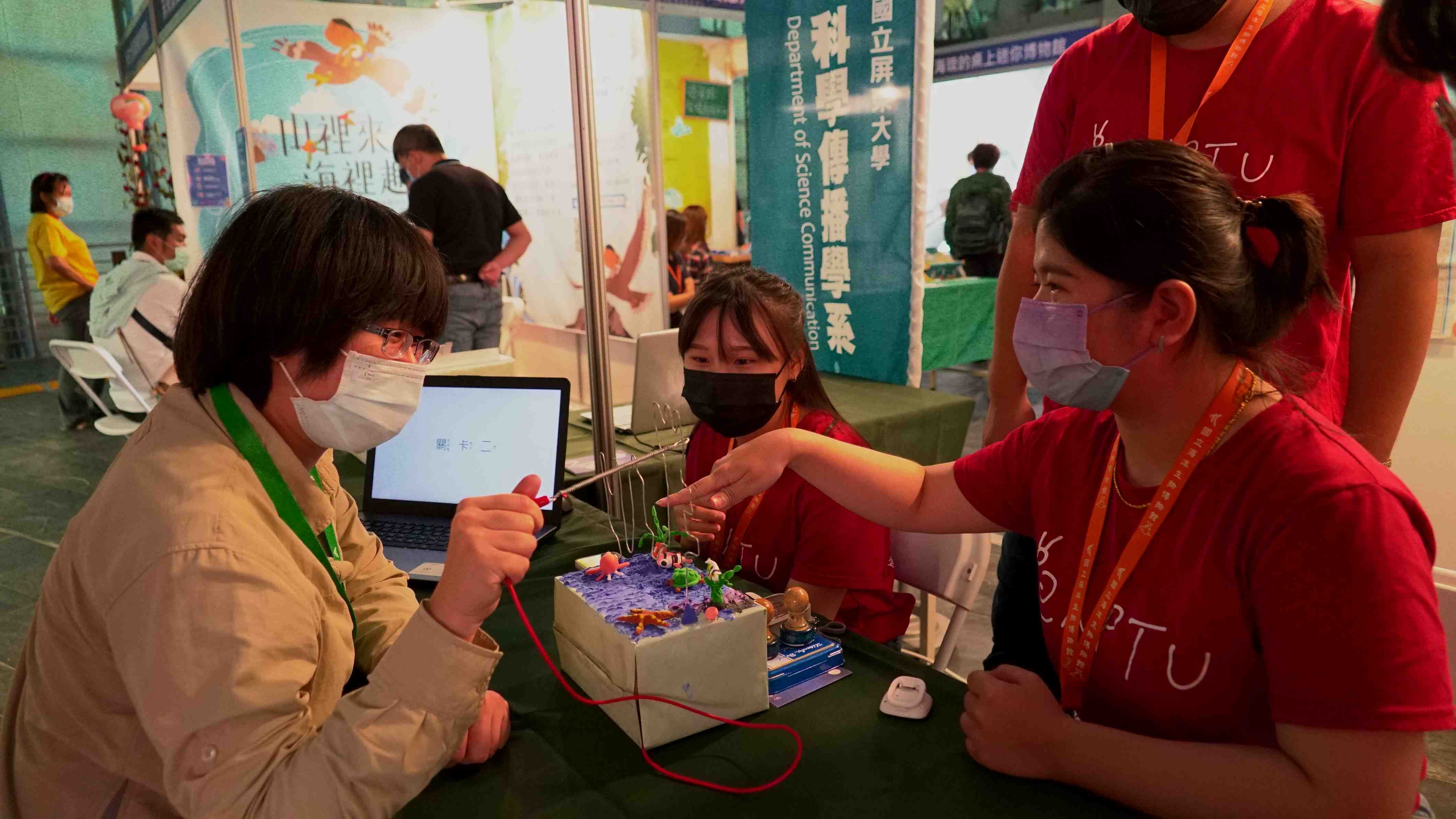 永續屏東創作者譚惠馳(左)、鄞玉晴(右)與參加民眾互動演示