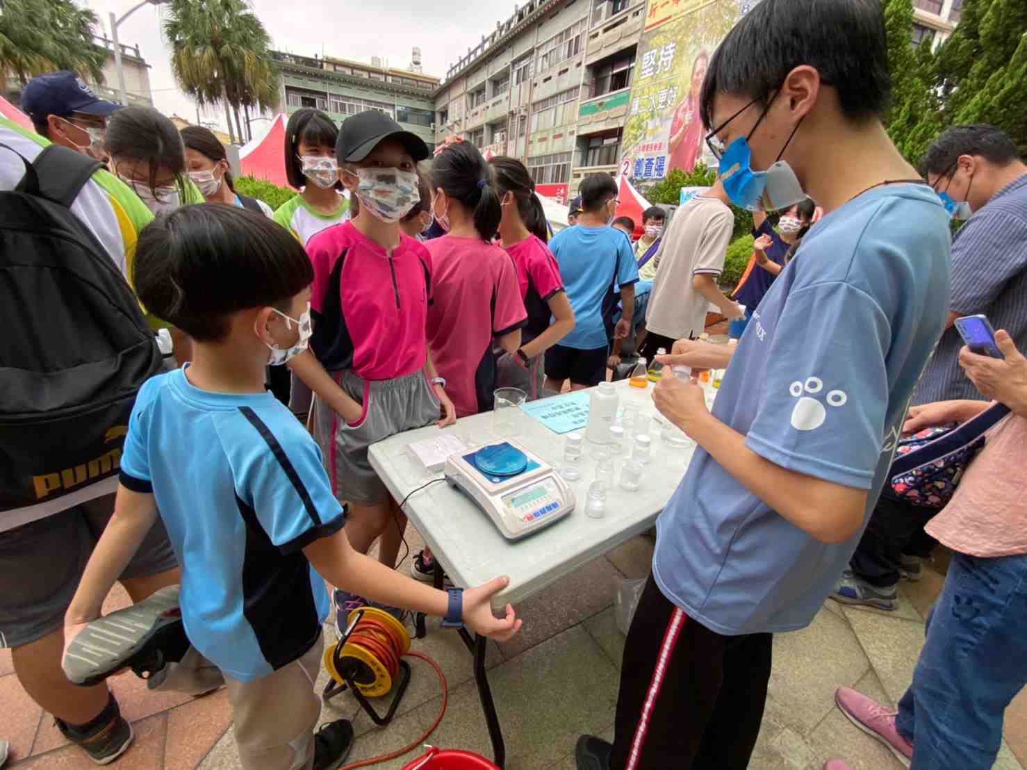 學童參與科學活動