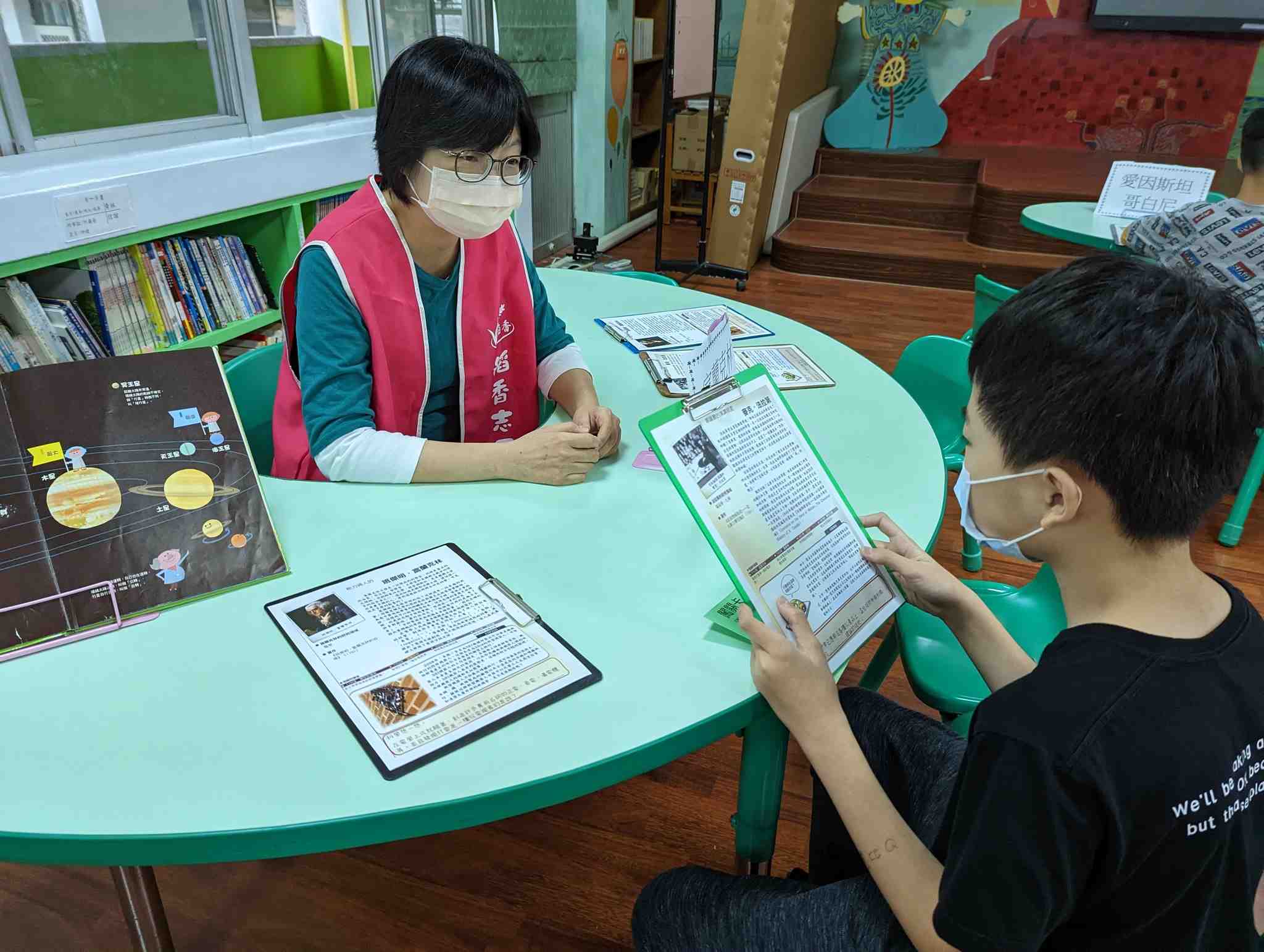 稻香國小學生在「閱讀科普名人」活動中閱讀科學家故事