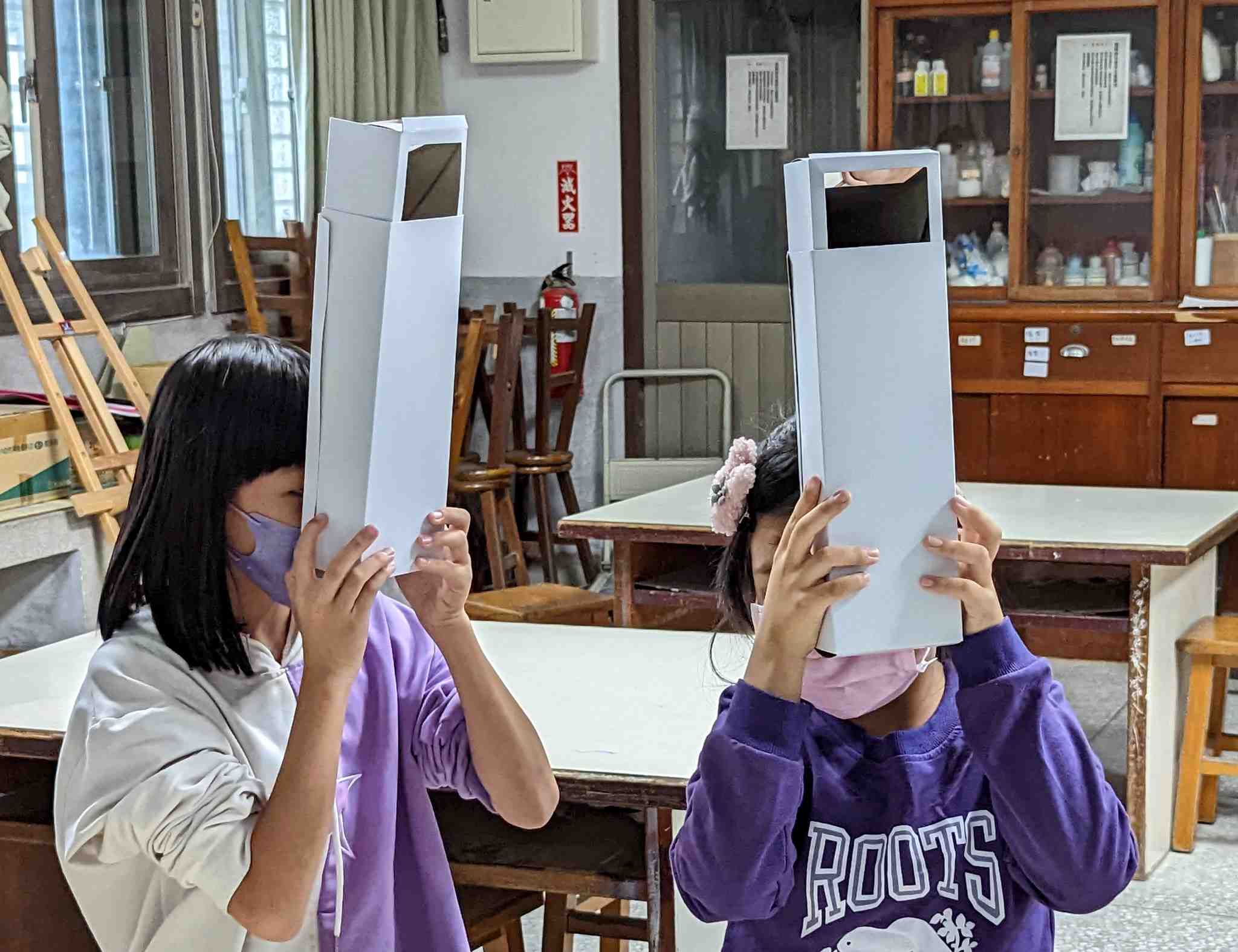 國福國小學生透過「潛望鏡」觀察反射作用