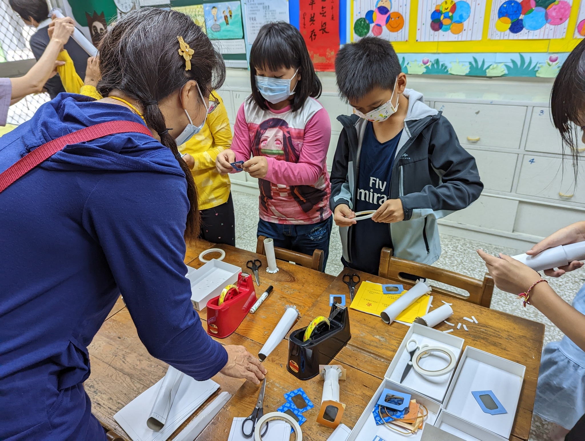國福國小老師協助學生製作「膠帶亂亂貼 」實驗材料