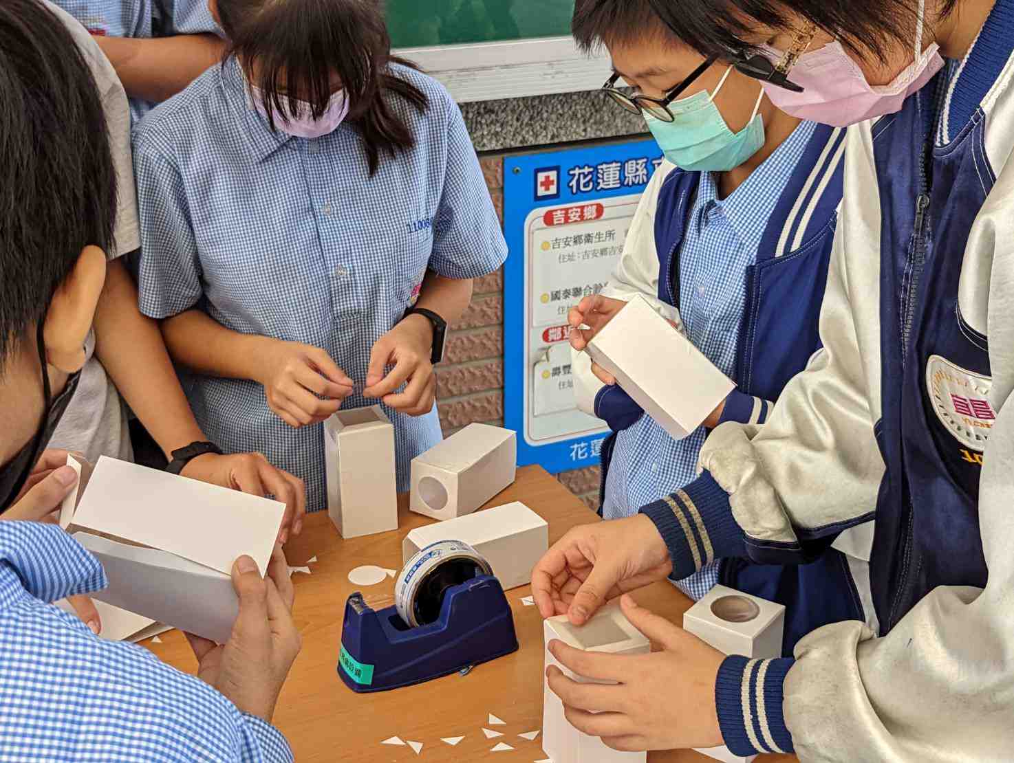 宜昌國中學生製作「顛倒的像」實驗材料