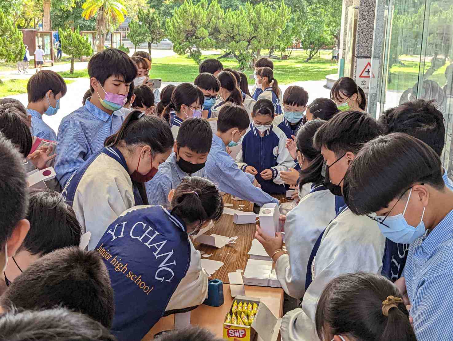 下課時間宜昌國中學生在川堂集合參加科學校內闖關