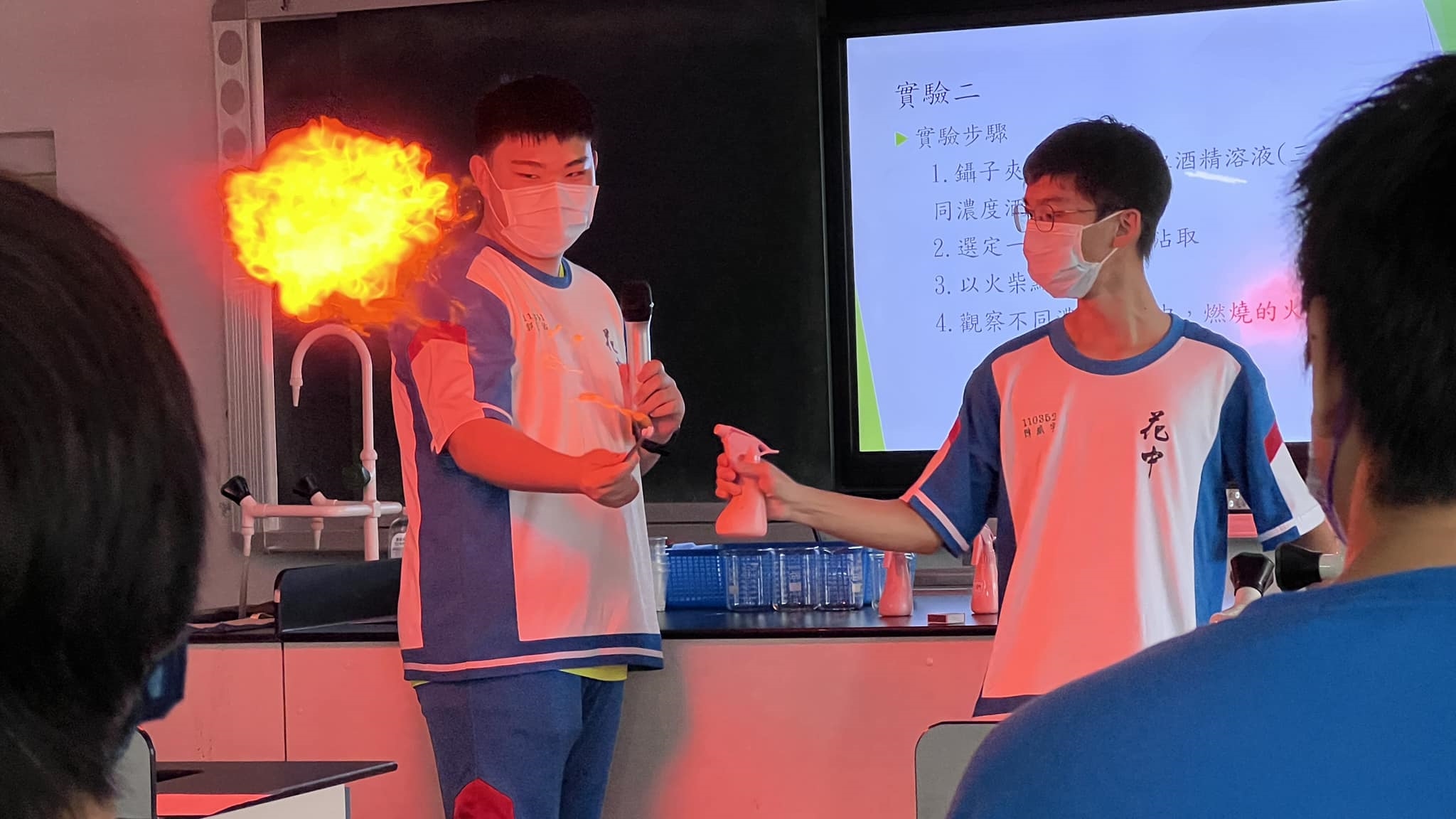 花蓮高中學生操作「原子光譜與焰色實驗」