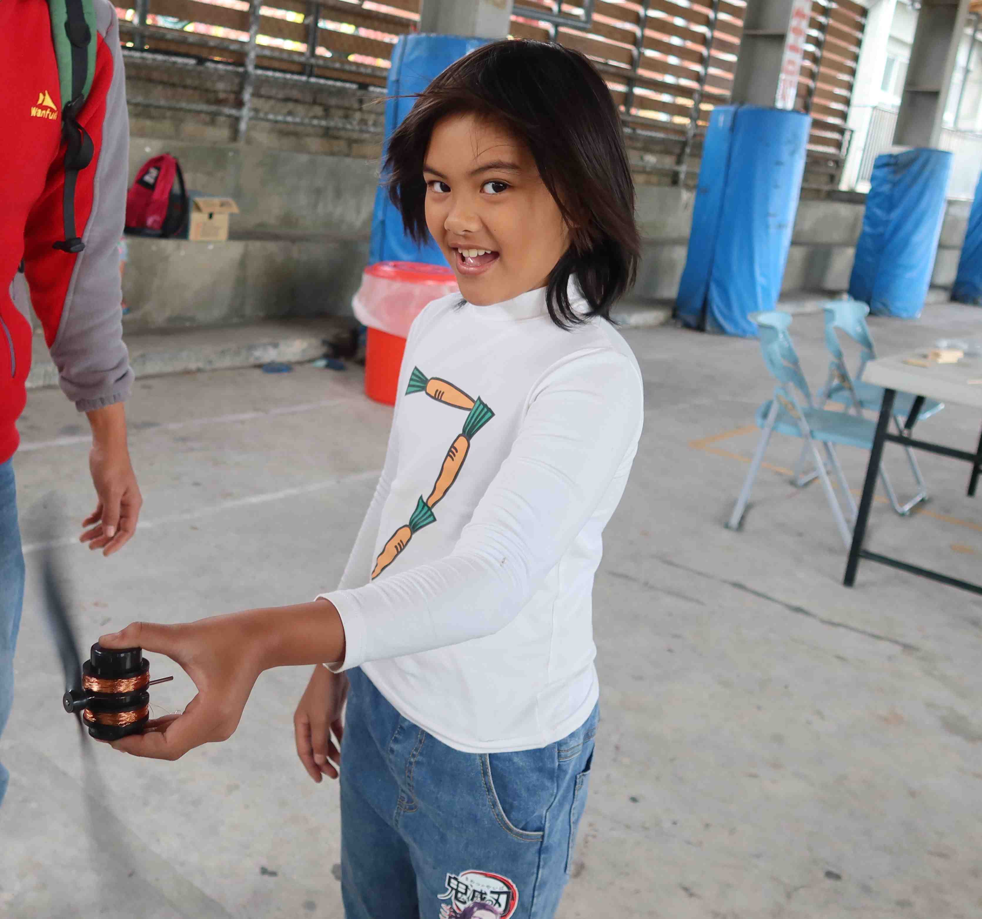 布農族女童測試自製風力發電機
