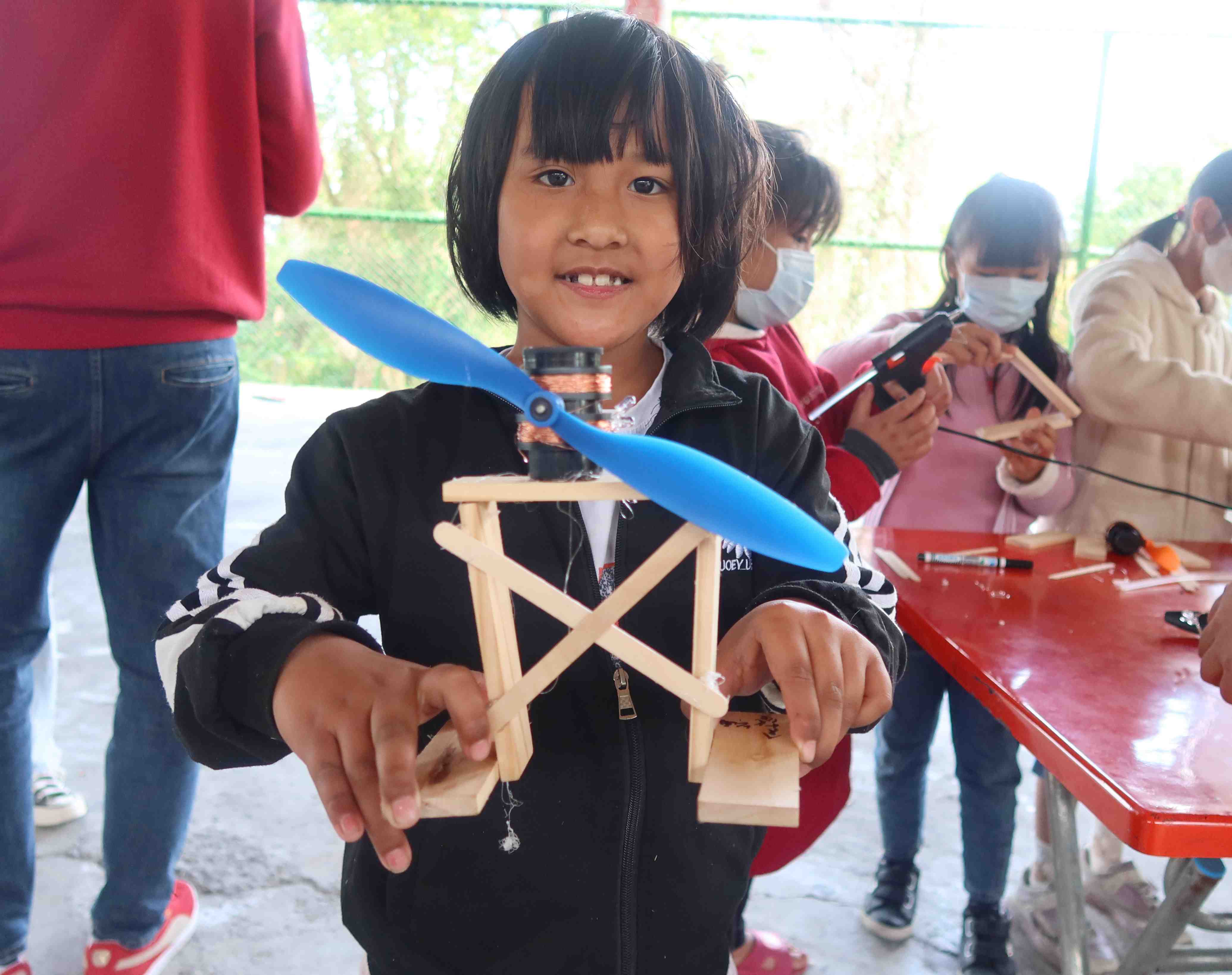 布農族女童小樂與她自製的風力發電機