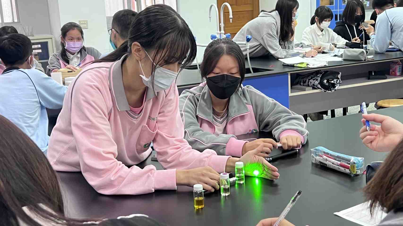 四維高中學生觀察「被葉綠素吃掉的光」綠光雷射筆穿透液體過程