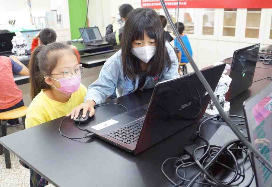 學童操控電腦互相幫忙