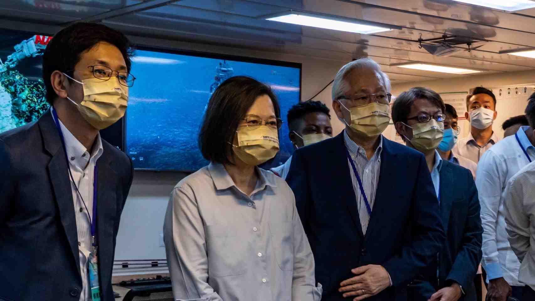 「勵進研究船」船長黃久倖向蔡總統、國科會主委吳政忠介紹勵進號研究船。
