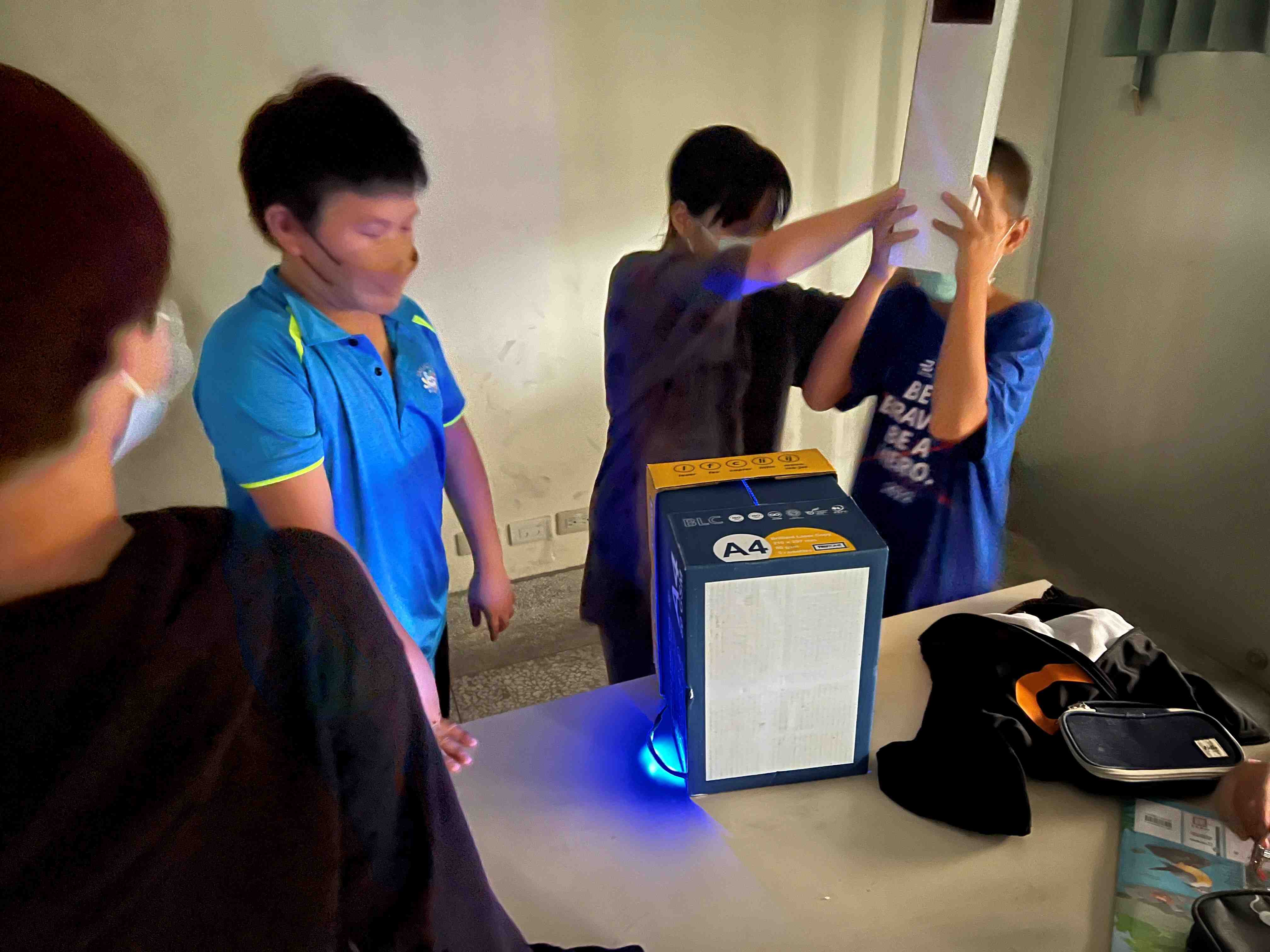 中原國小學生觀察「創造自己的極光」及「「潛望鏡」實驗反應