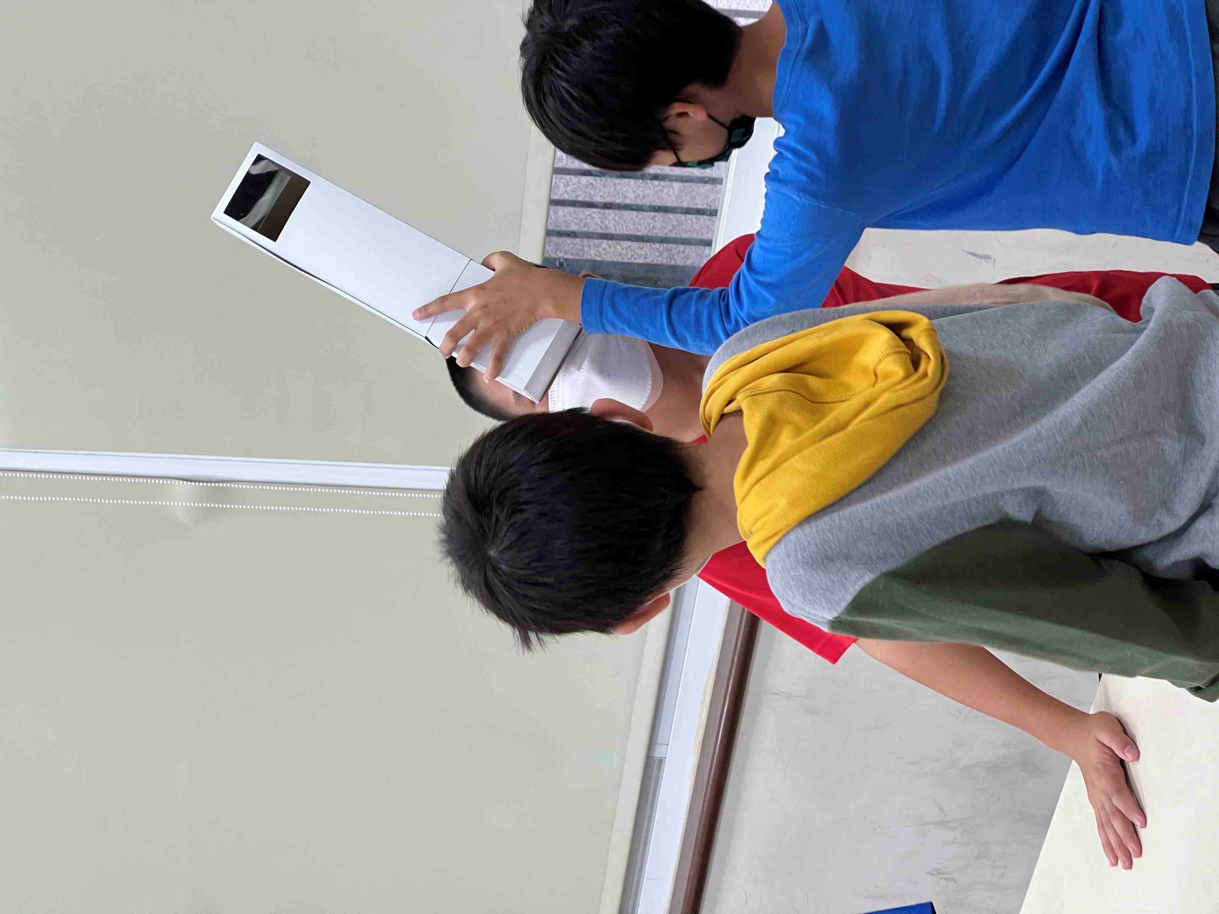中原國小學生觀察「「潛望鏡」偏光鏡成像
