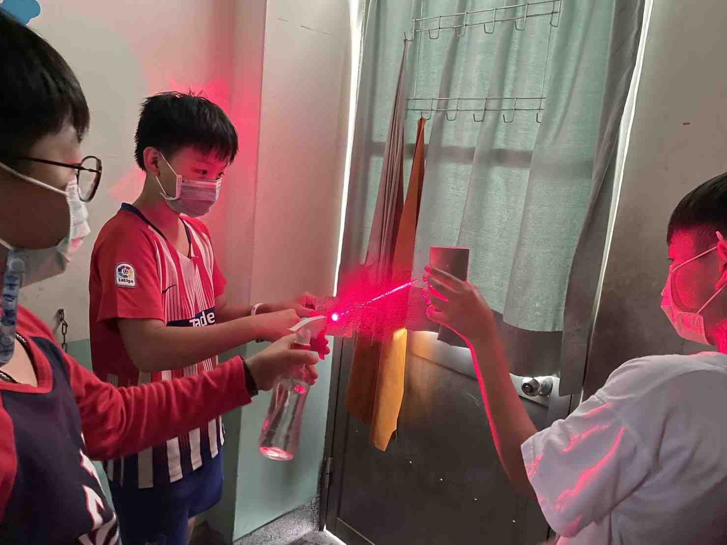 北昌國小學生操作光的直線進行原理實驗
