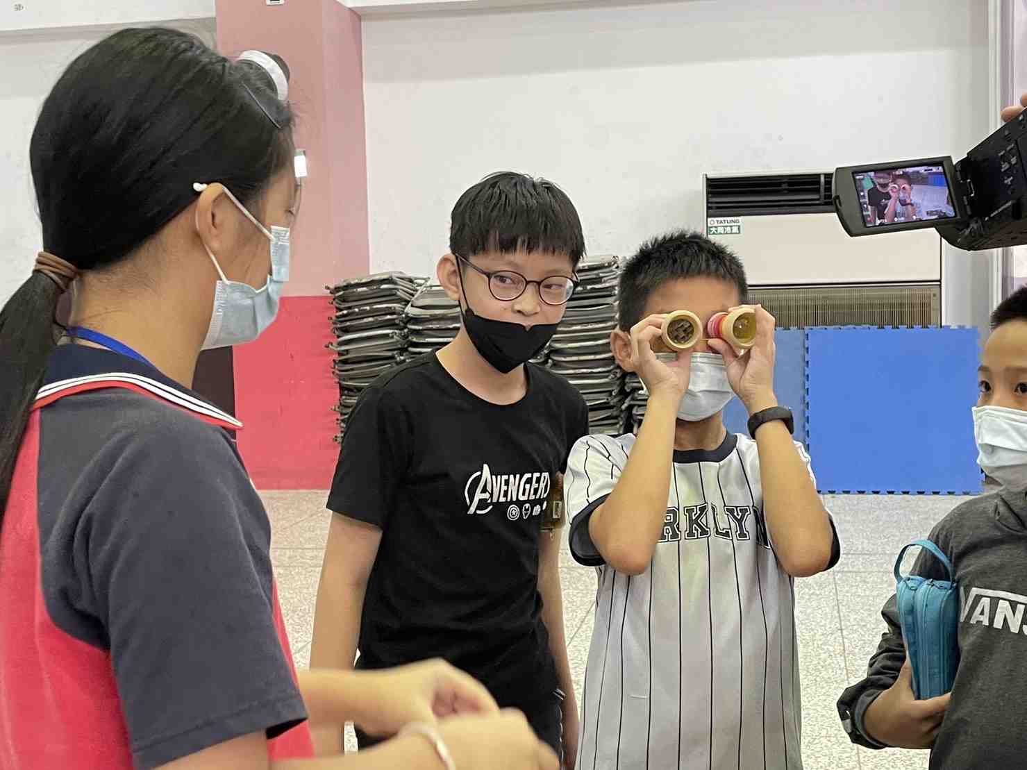 北埔國小學生操作「複眼保齡球」