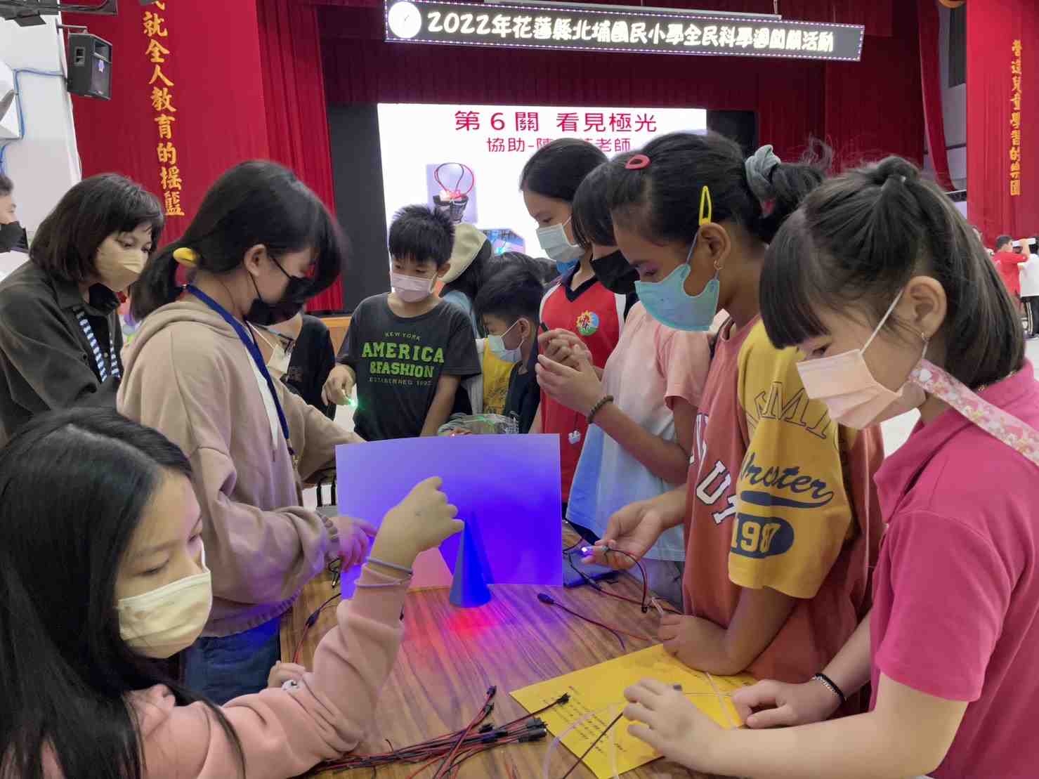 北埔國小學生操作「光的混搭~醬玩」