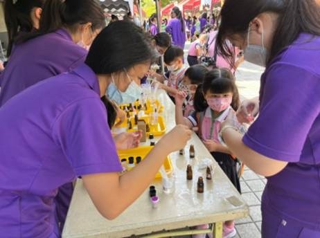 宏仁女中學生協助仁愛幼稚園學生製作防蚊液