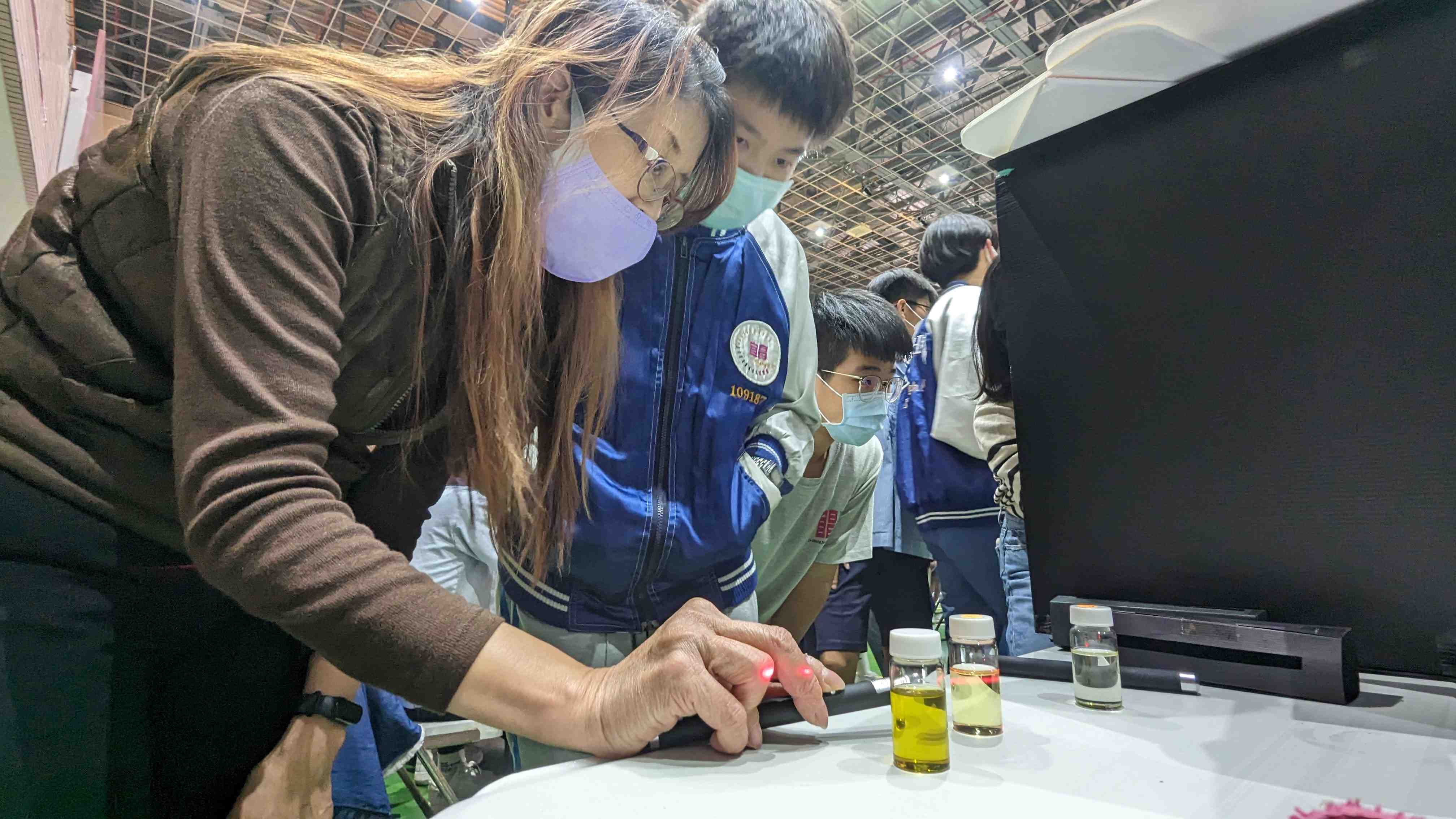 楊悠娟老師帶領同學操作螢光檢測葉綠素之實驗