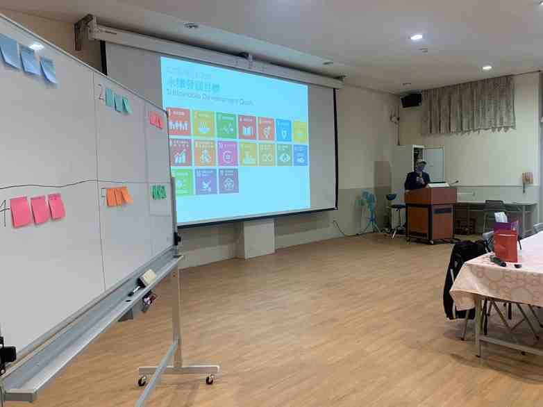 劉儼毅老師向同學介紹聯合國17項永續發展目標(SDGs)