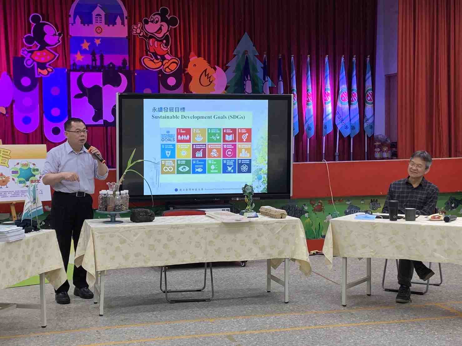 吉慶國小簡聰義校長（左一）分享學校發展永續教育的實例