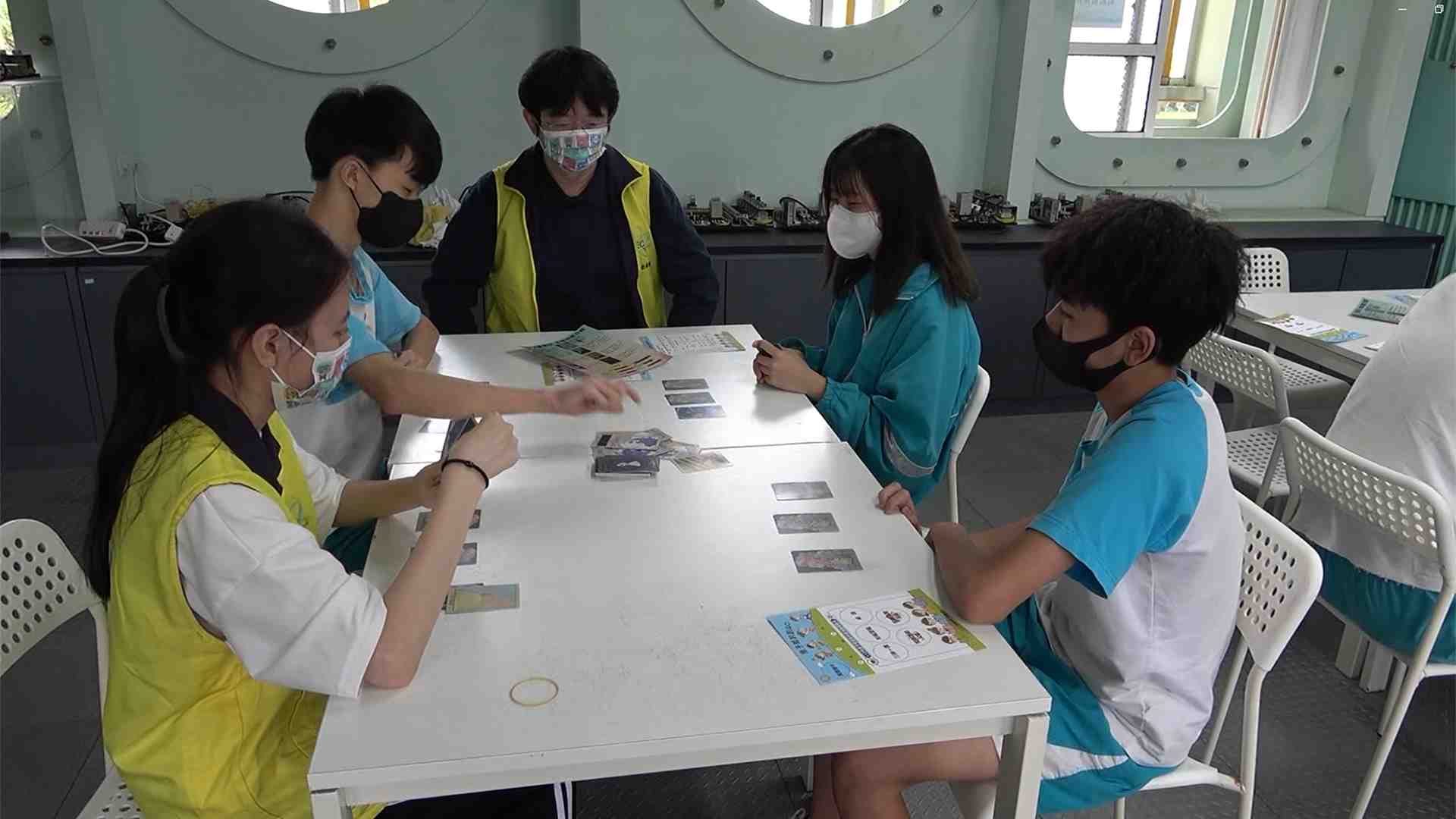 學們藉由玩卡牌遊戲認識輻射防護基本介紹