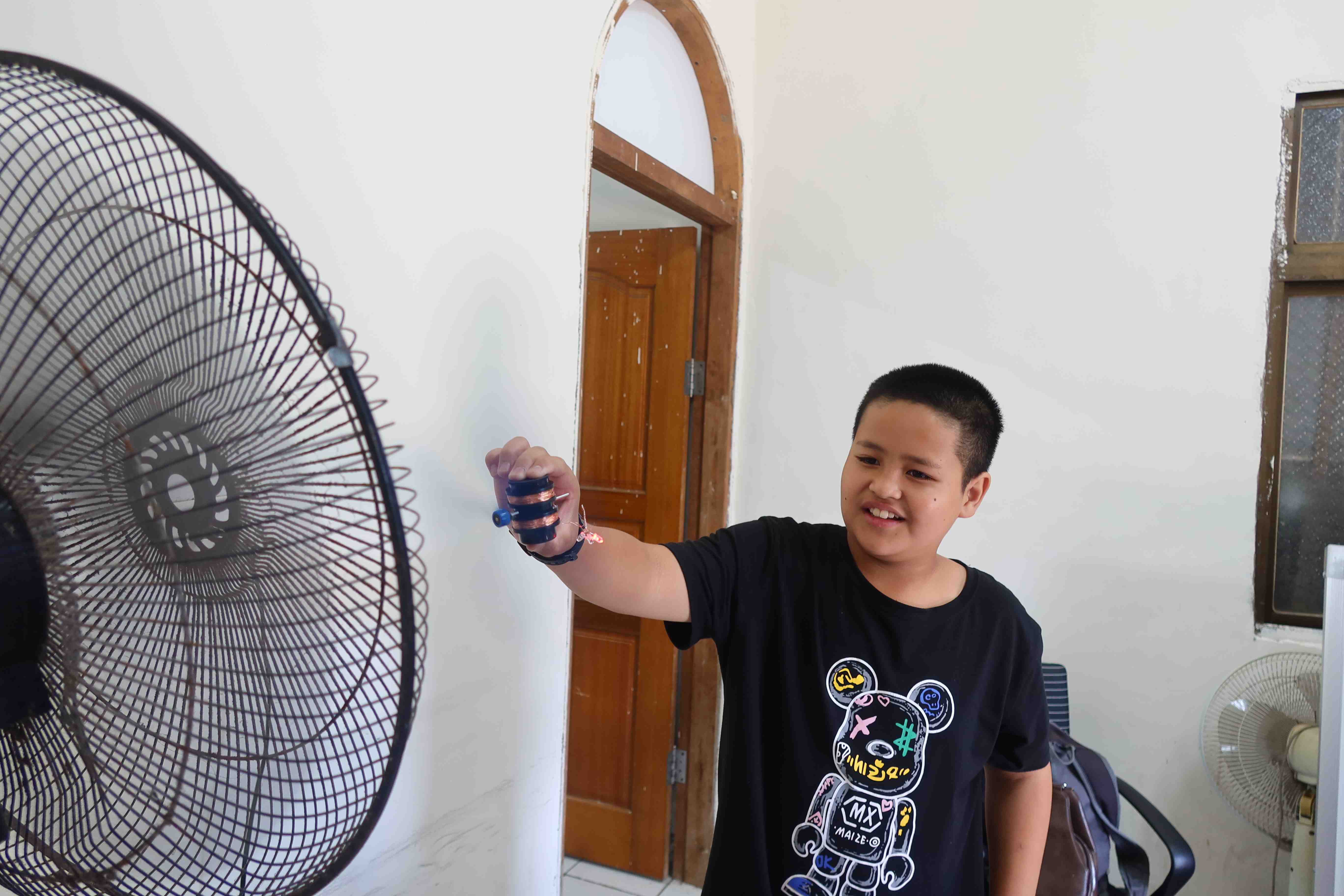 泰雅族學童測試自製風力發電機