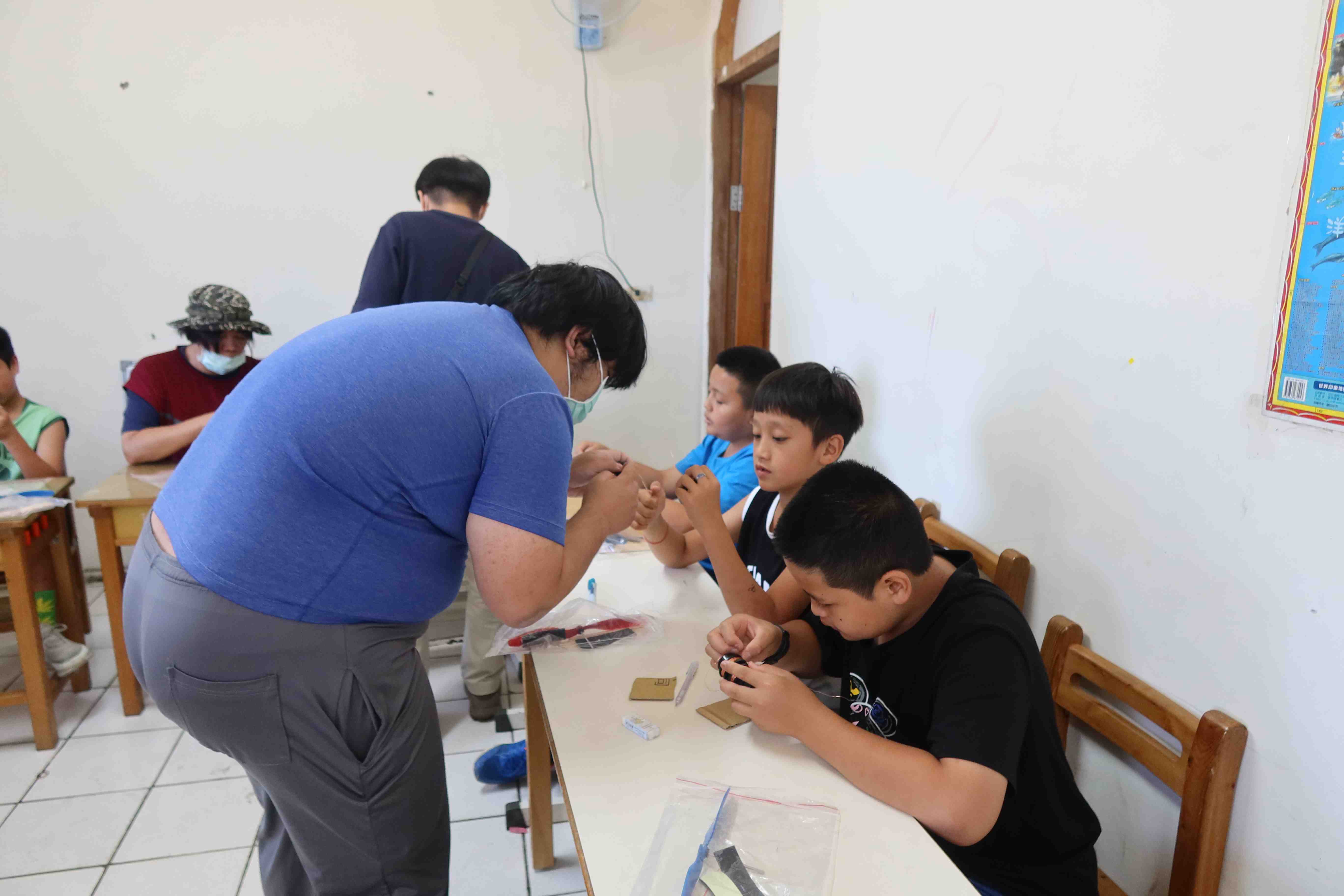 海大師生指導泰雅族學童自製風力發電機海大師生指導泰雅族學童自製風力發電機
