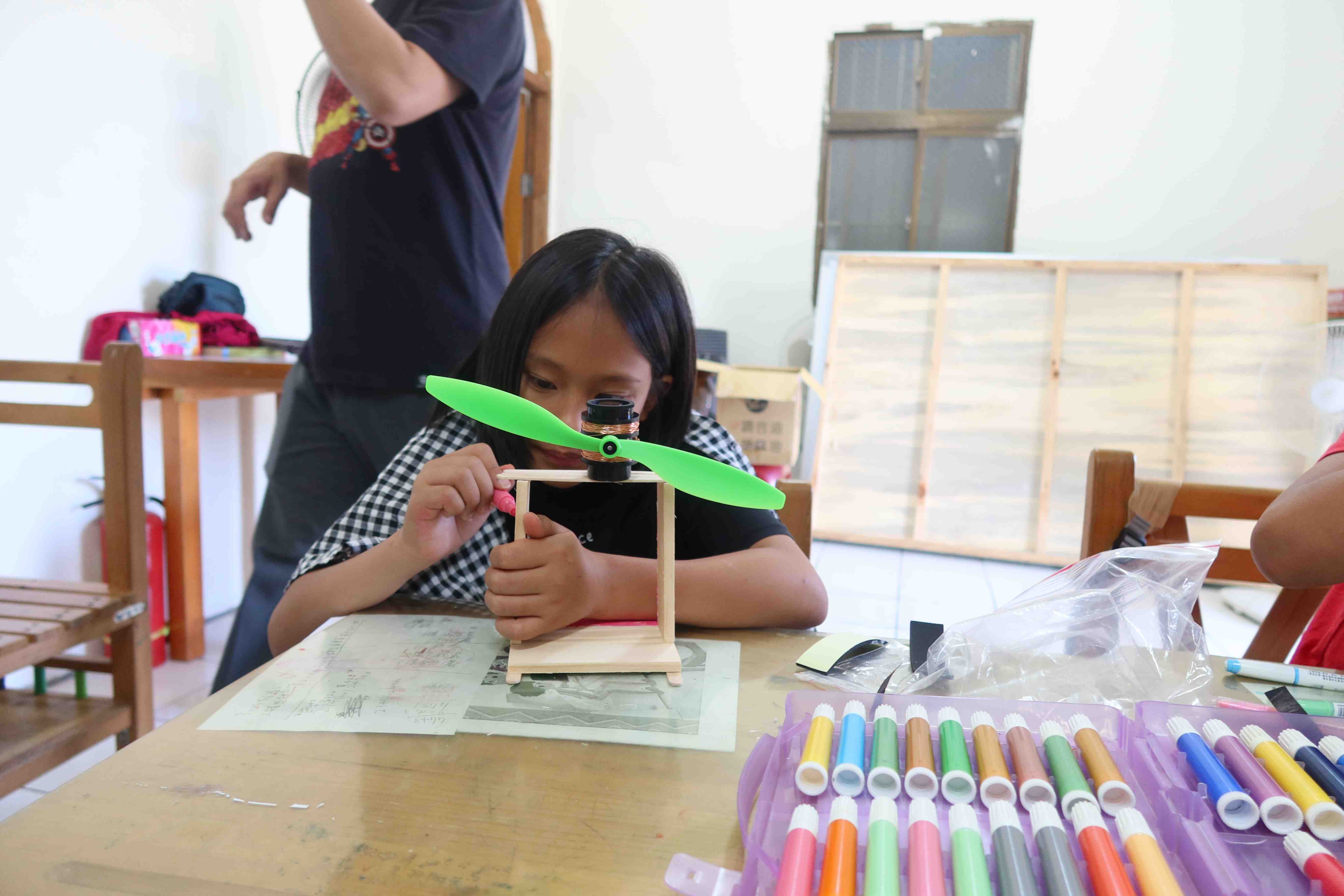 泰雅族學童自製風力發電機